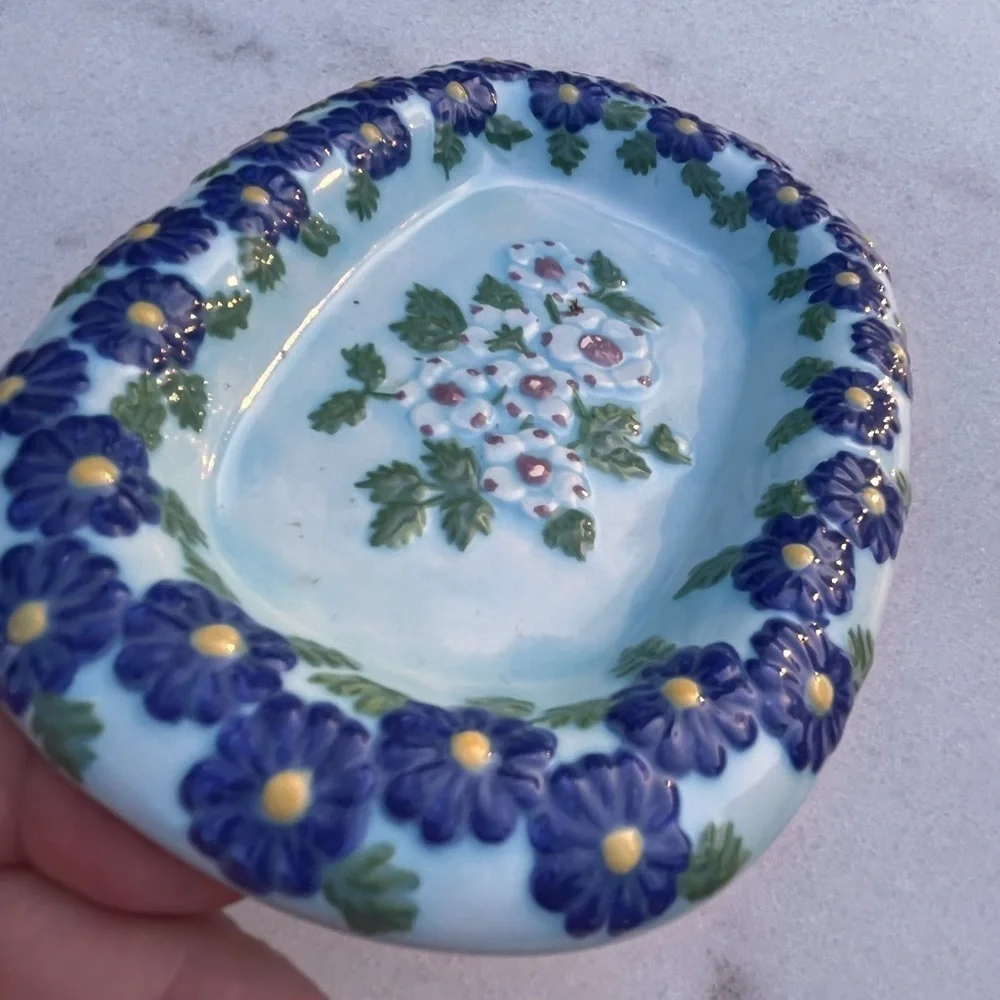 Vintage embossing blue floral soap dish